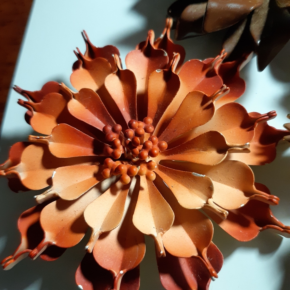 Vintage 1940s Metal flower brooch pins